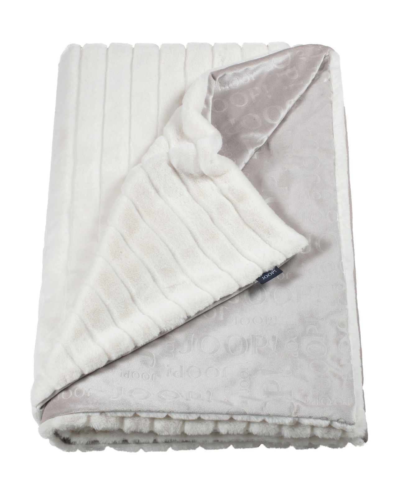 Luxuriöses Plaid in Creme und Grau mit weicher, gestreifter Oberfläche und dezentem Logo-Muster, aus der Vogelperspektive fotografiert.