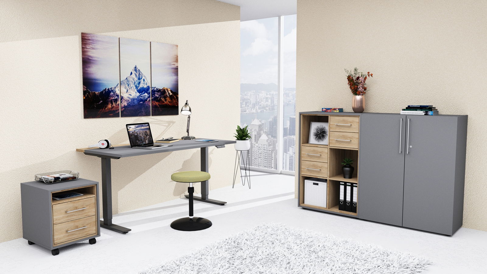 Moderner E-Schreibtisch in einem stilvollen Büro mit grauer Oberfläche, verstellbaren Beinen und einem Laptop darauf. Perspektive von vorne.