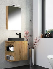 Modernes Badezimmer-Waschplatz-Set mit wandhängendem Holz-Unterschrank, schwarzem Aufsatzwaschbecken, schwarzer Armatur und Spiegel mit LED-Leuchte; Perspektive: leicht seitliche Frontansicht.