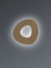 Moderne LED-Deckenleuchte in organischer Form, von unten betrachtet, mit sanftem Umgebungslicht.