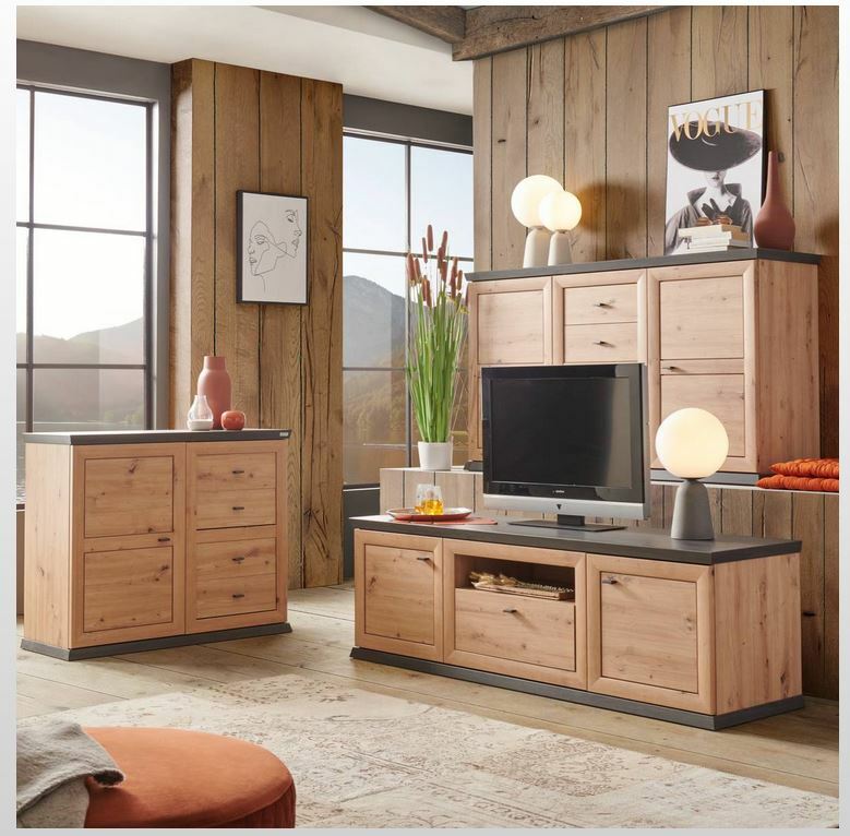 Wohnzimmermöbel-Set aus Holz mit TV-Lowboard, Sideboard und Dekorationen in einem modernen Raum, seitliche Perspektive