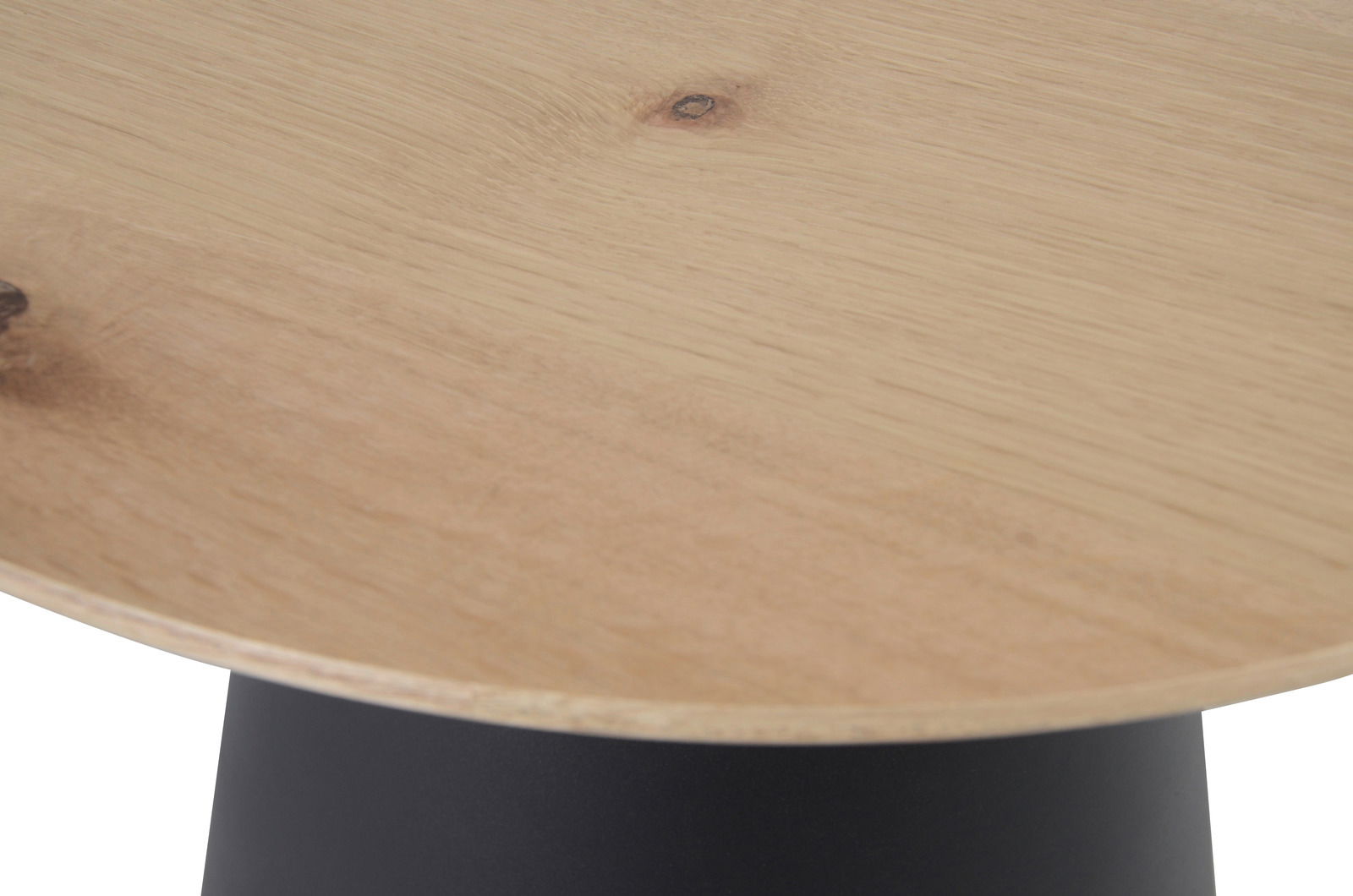 Nahaufnahme eines runden Beistelltisches mit einer Holzoberfläche und einem schwarzen Sockel, von oben betrachtet.