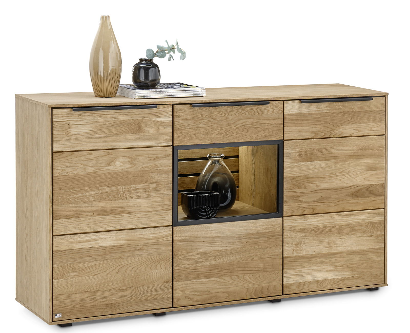 Holz-Sideboard mit drei Schubladen und einem offenen Fach, dekoriert mit Vasen, aus frontaler Perspektive.