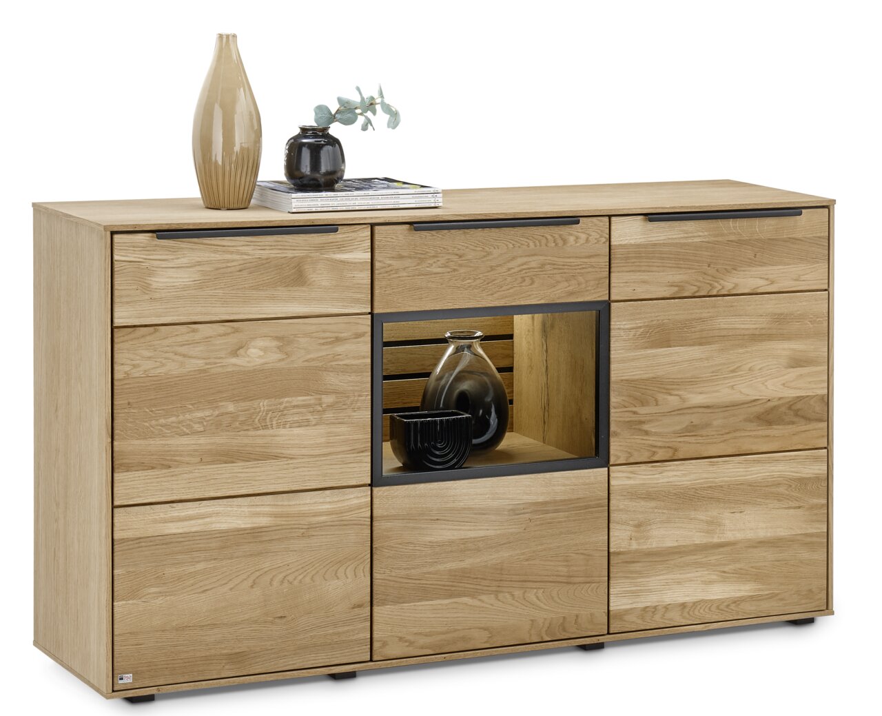Set one by Musterring Sideboard SET ONE JACKSON Holz-Sideboard mit drei Schubladen und einem offenen Fach, dekoriert mit Vasen, aus frontaler Perspektive.