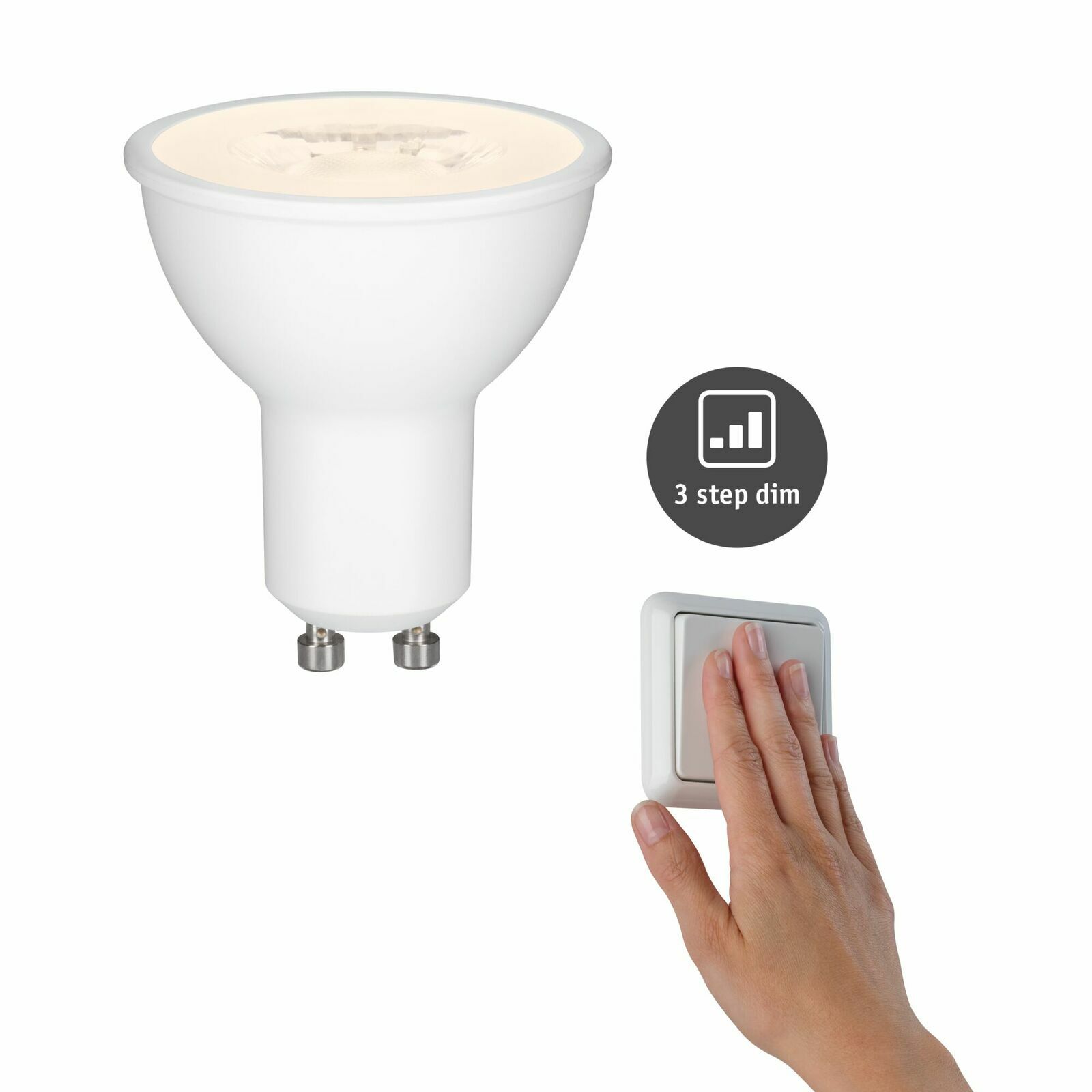 LED Leuchtmittel mit GU10-Sockel, 3-stufig dimmbar, seitliche Ansicht mit Hand an einem Lichtschalter