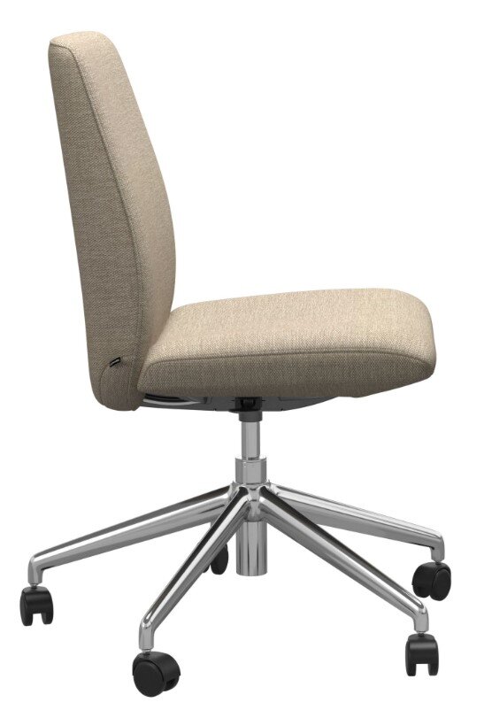 Seitenansicht eines modernen Home Office Stuhls mit beigem Stoffbezug und verchromtem Fußkreuz auf Rollen.