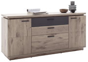 Moderne Kommode/Sideboard in heller Holzoptik mit zwei Schranktüren, drei Schubladen und schwarzer Akzentfront, auf weißem Hintergrund, Perspektive: frontale Ansicht mit leichter Schrägansicht von links.