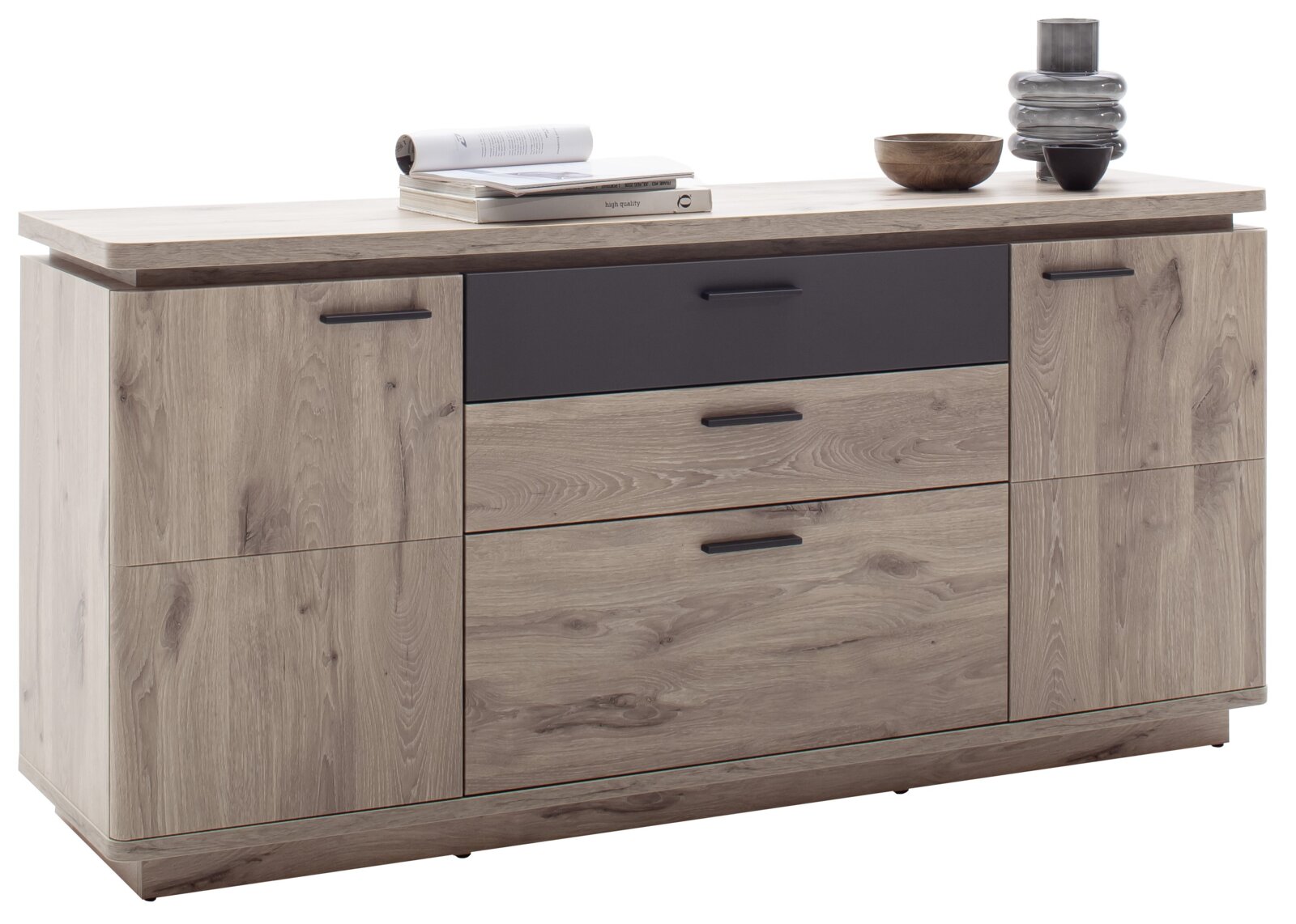 Moderne ladekast/dressoir in lichte houtlook met twee kastdeuren, drie lades en een zwart accentpaneel op een witte achtergrond; perspectief: vooraanzicht met een licht schuin perspectief vanaf de linkerkant.