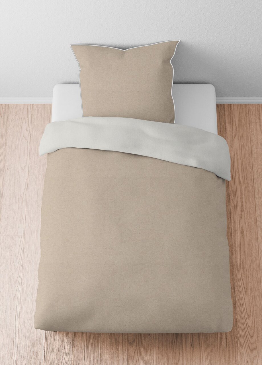 Bettwäsche-Set aus Melange-Flanell in Beige, bestehend aus einem Kissenbezug und einem Bettdeckenbezug, auf einem Bett von oben fotografiert.