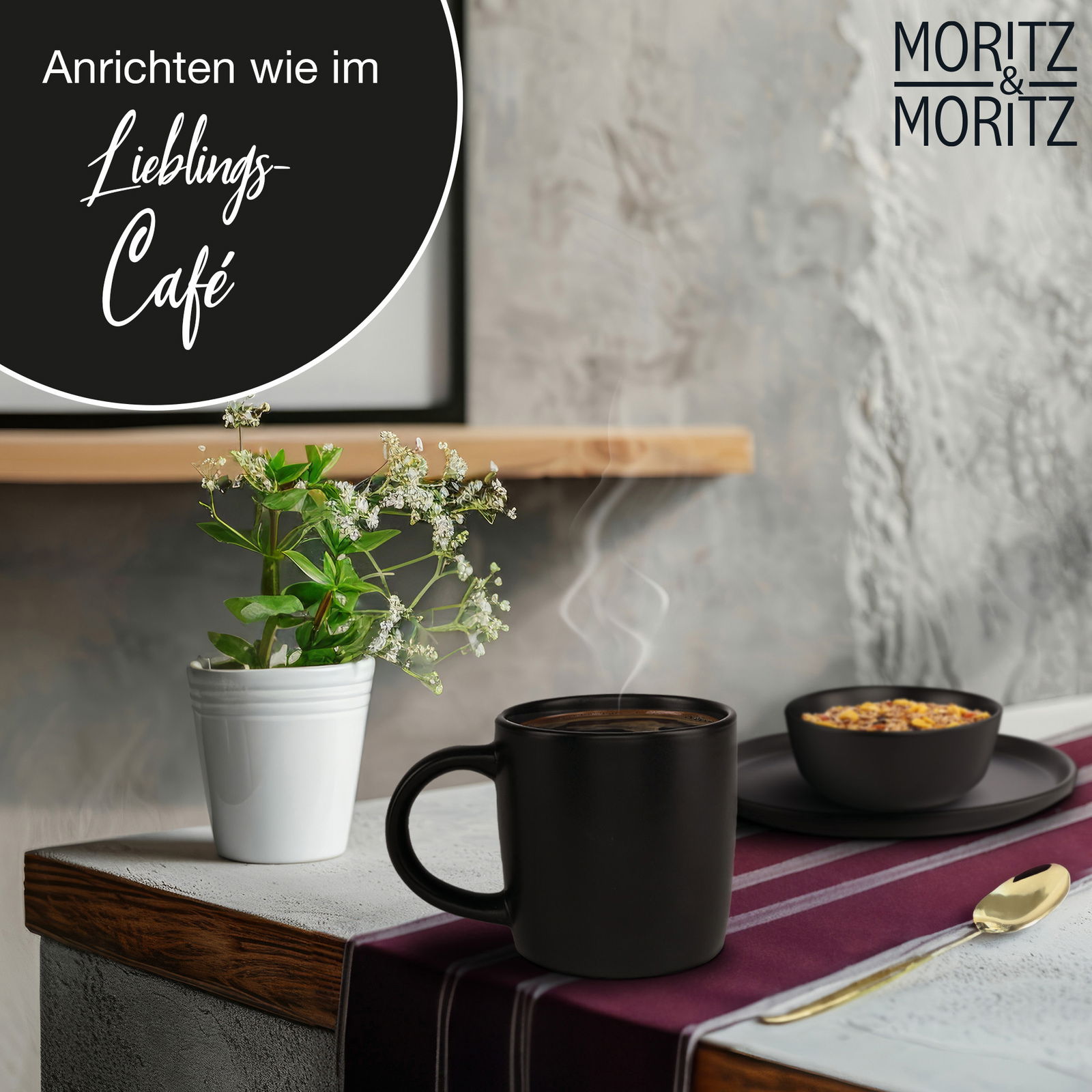 Schwarze Tasse aus dem Tassenset Nordic auf einem Tisch mit Deko-Pflanze und Schale, seitliche Perspektive.