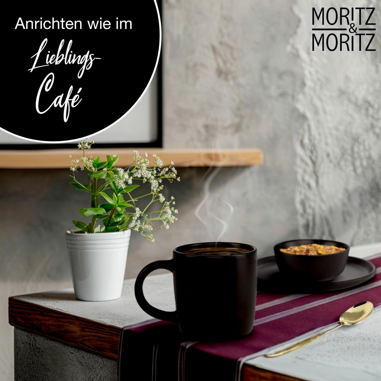Schwarze Tasse aus dem Tassenset Nordic auf einem Tisch mit Deko-Pflanze und Schale, seitliche Perspektive.