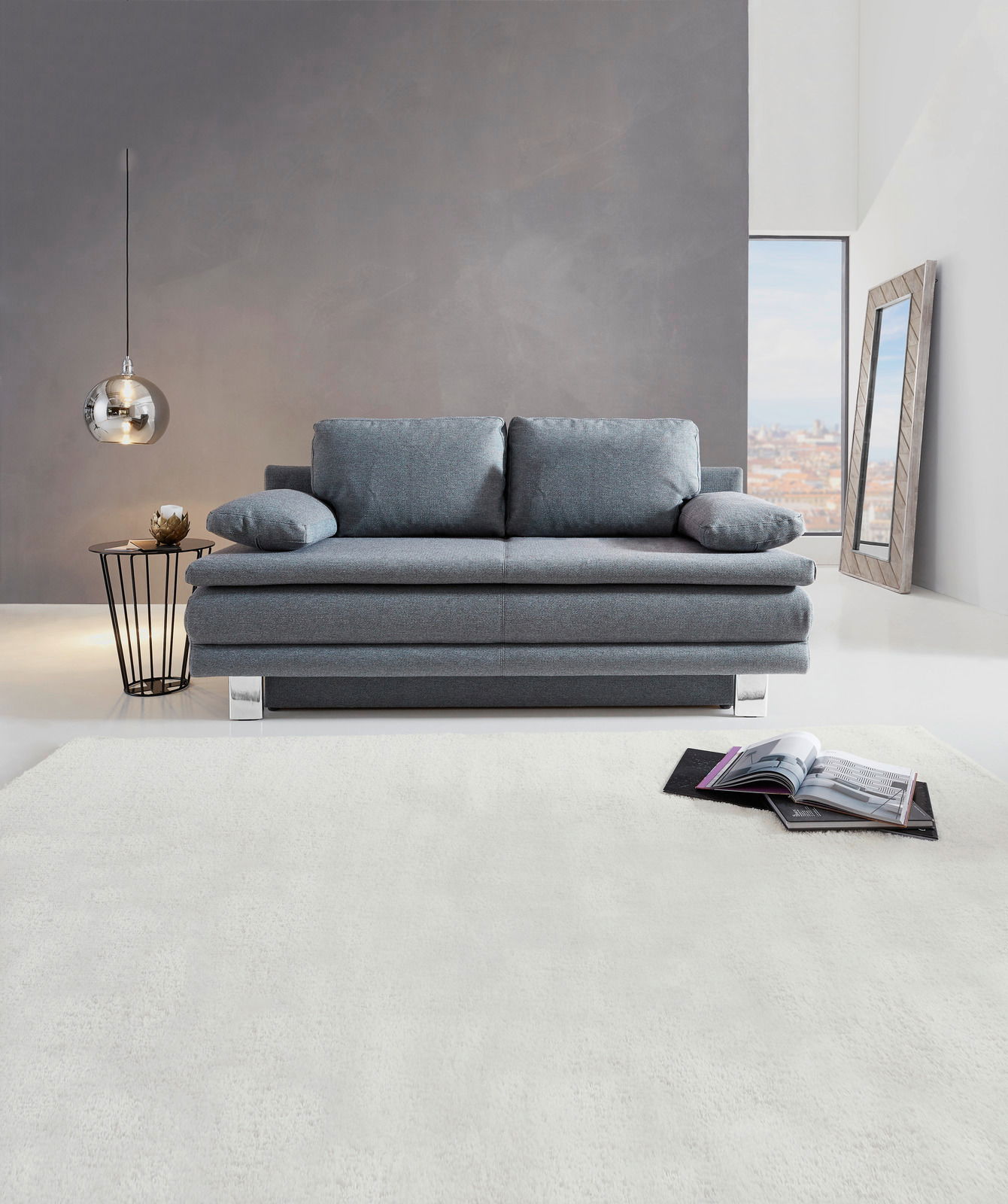 Graues Querschläfer-Sofa in modernem Wohnzimmer, Frontalansicht