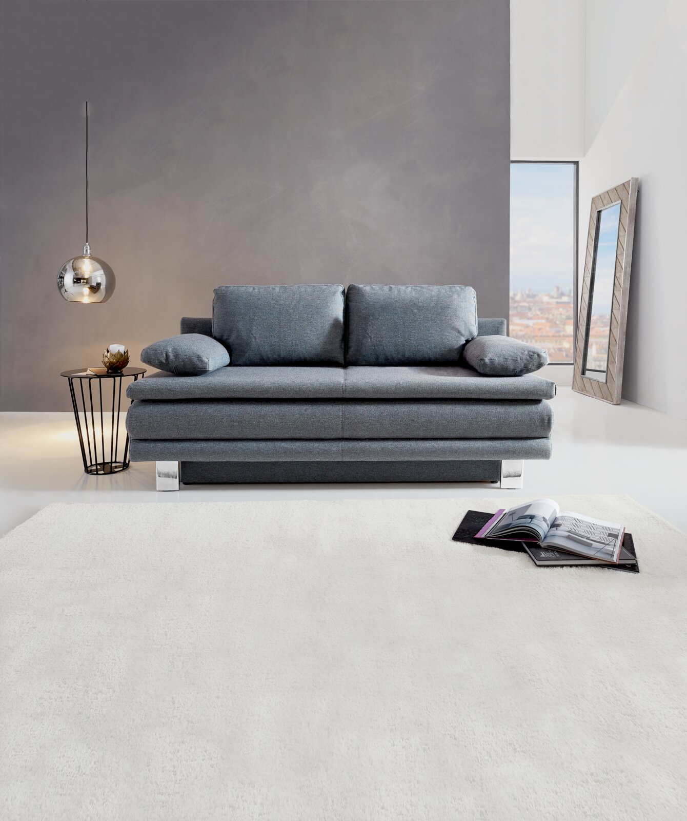 Graues Querschläfer-Sofa in modernem Wohnzimmer, Frontalansicht