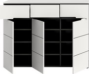 Moderne weiße Kommode/Sideboard mit drei Schubladen oben und drei geöffneten Türen unten, schwarzer Korpus mit Regalböden, Frontansicht leicht von oben