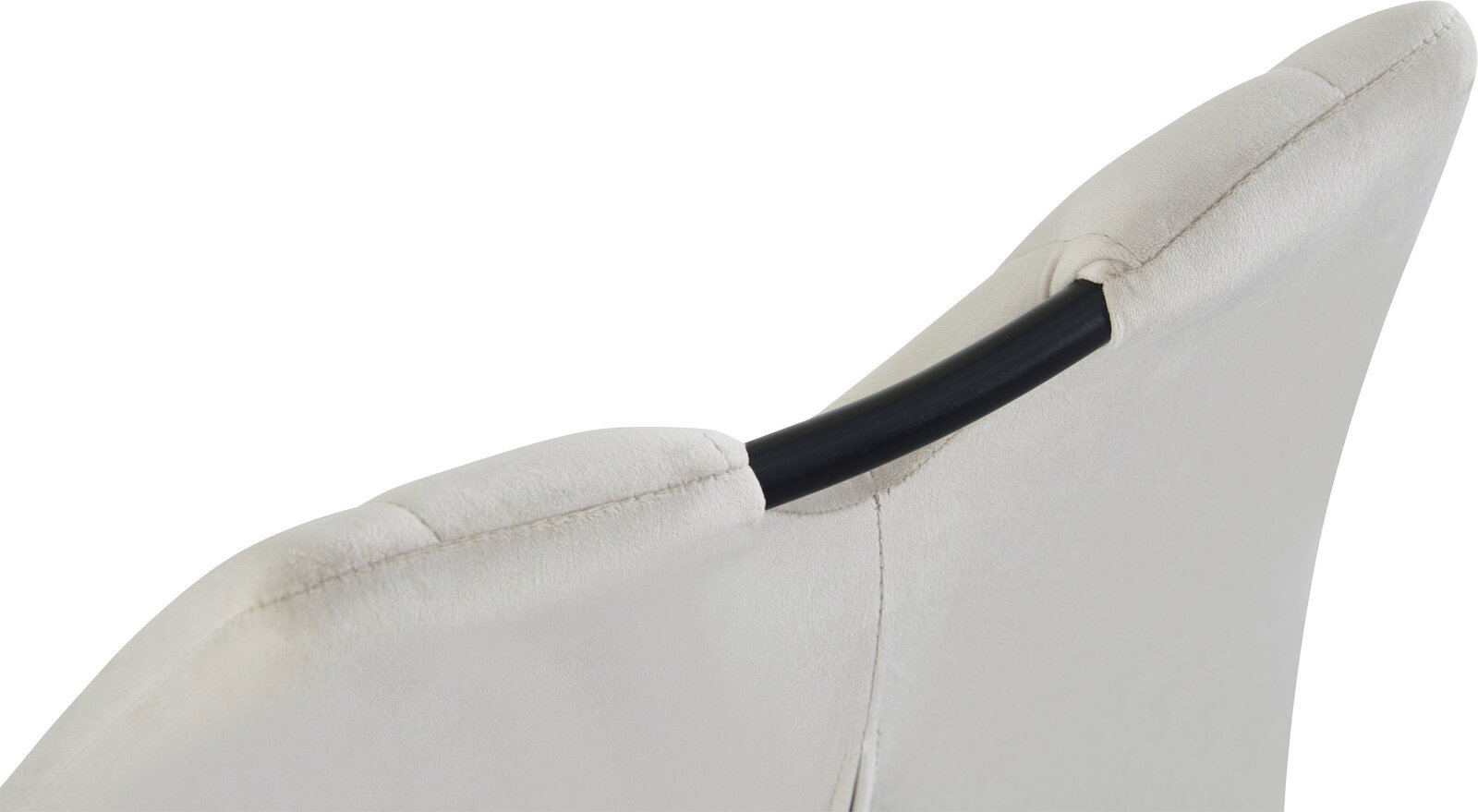 Detailaufnahme eines weißen, gepolsterten Stuhls mit schwarzem Metallbügel an der Rückenlehne, seitliche Perspektive vor weißem Hintergrund