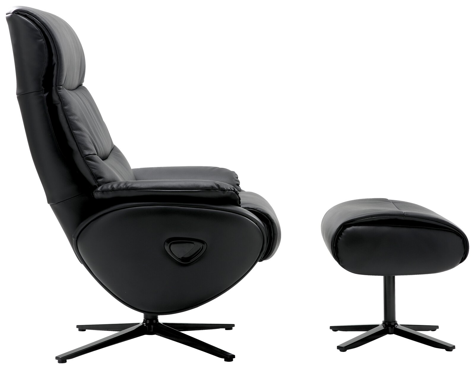 Seitliche Ansicht eines schwarzen Relaxsessels mit passendem Hocker, beide mit drehbarem Fuß.