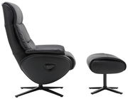 Seitliche Ansicht eines schwarzen Relaxsessels mit passendem Hocker, beide mit drehbarem Fuß.