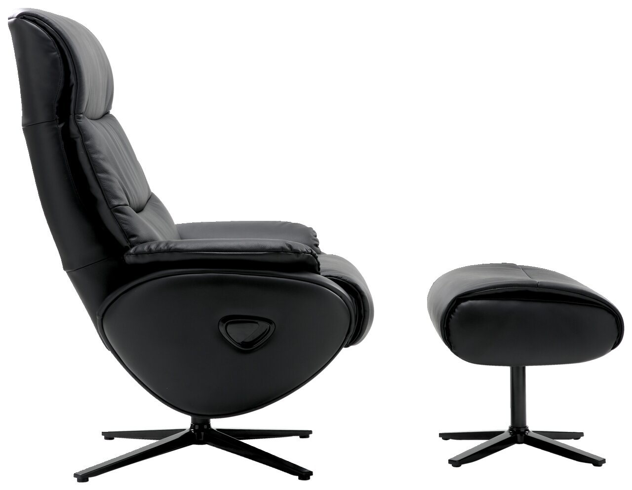 Zijaanzicht van een zwarte relaxfauteuil met bijpassende voetenbank, beide met draaibare voet.