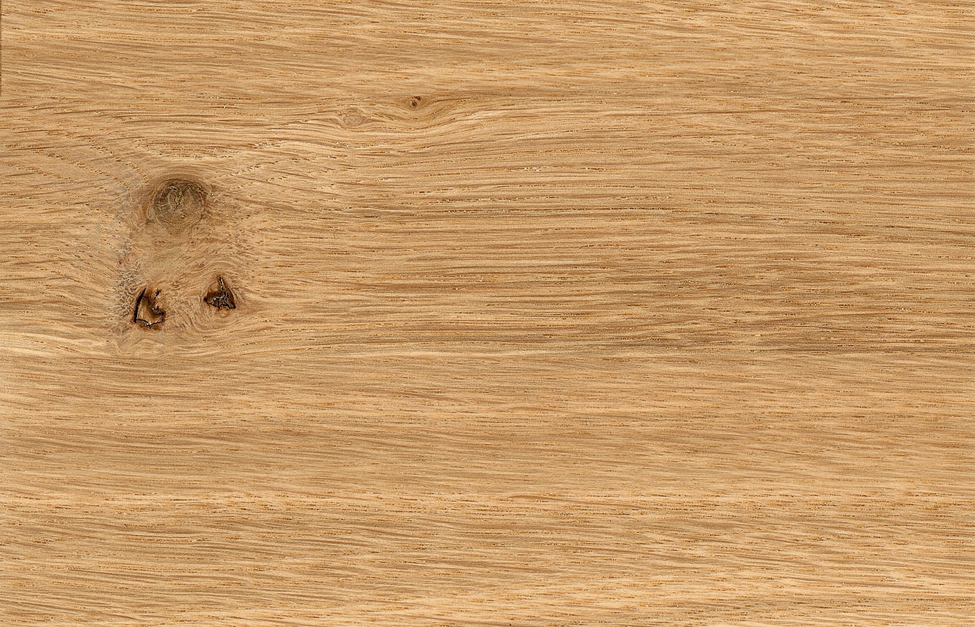Nahaufnahme einer Holzoberfläche mit natürlicher Maserung und Astloch, in warmen Brauntönen.