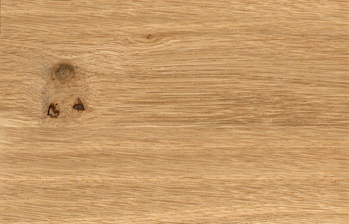 Nahaufnahme einer Holzoberfläche mit natürlicher Maserung und Astloch, in warmen Brauntönen.