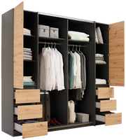 Offener Dreh- und Schwebetürenschrank mit vier Türen, zeigt Innenansicht mit hängender Kleidung, Regalen und Schubladen, Perspektive von vorne.