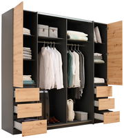 Offener Dreh- und Schwebetürenschrank mit vier Türen, zeigt Innenansicht mit hängender Kleidung, Regalen und Schubladen, Perspektive von vorne.