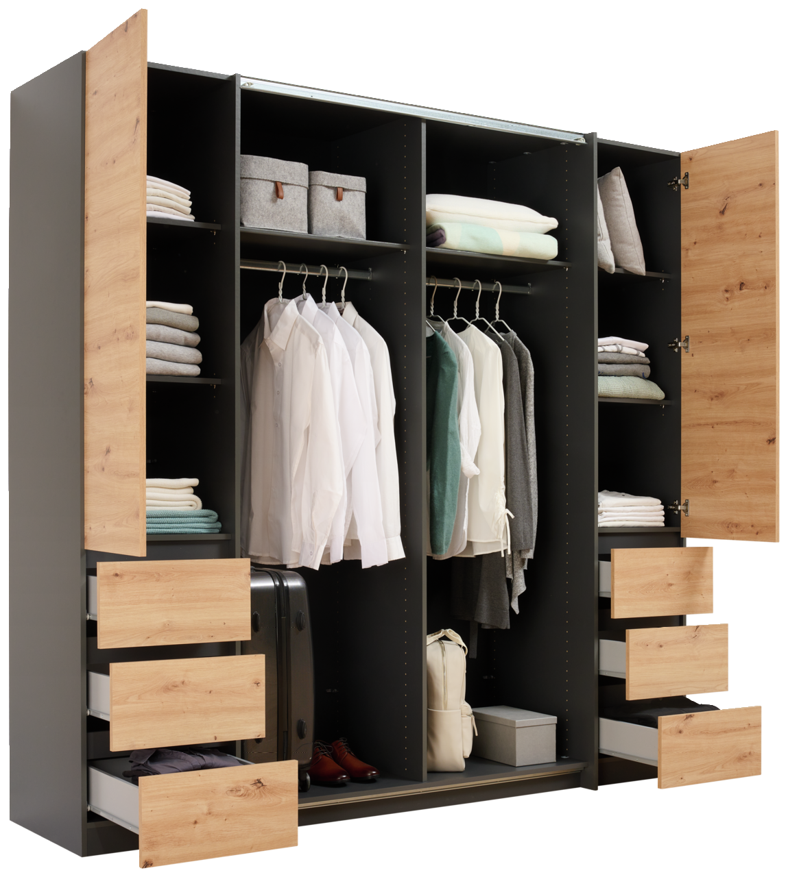 Offener Dreh- und Schwebetürenschrank mit vier Türen, zeigt Innenansicht mit hängender Kleidung, Regalen und Schubladen, Perspektive von vorne.