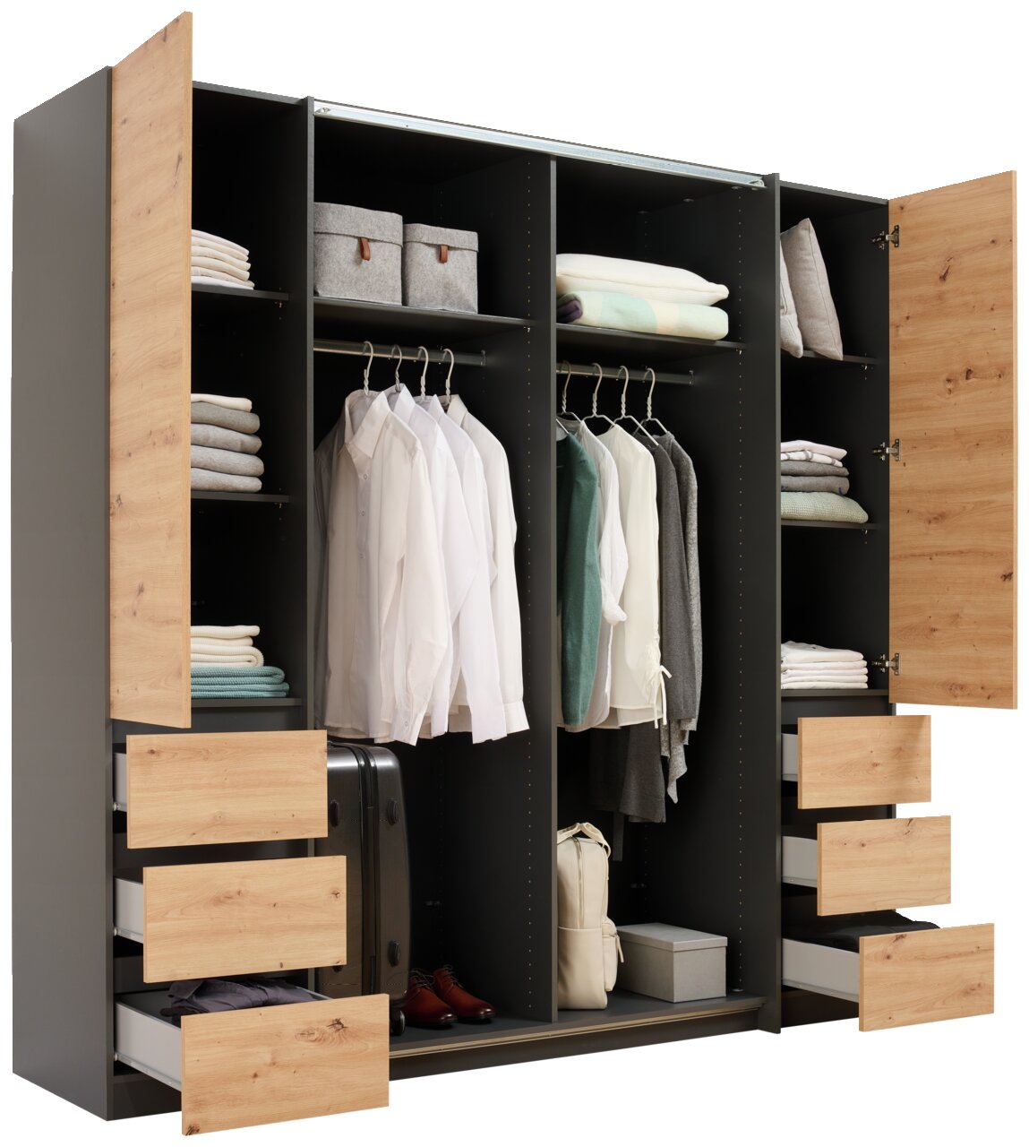 Offener Dreh- und Schwebetürenschrank mit vier Türen, zeigt Innenansicht mit hängender Kleidung, Regalen und Schubladen, Perspektive von vorne.