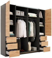 Offener Dreh- und Schwebetürenschrank mit vier Türen, zeigt Innenansicht mit hängender Kleidung, Regalen und Schubladen, Perspektive von vorne.