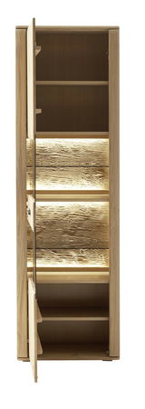 Vitrine aus Holz mit geöffneter Tür, beleuchteten Regalböden und rustikaler Rückwand, Frontalansicht.