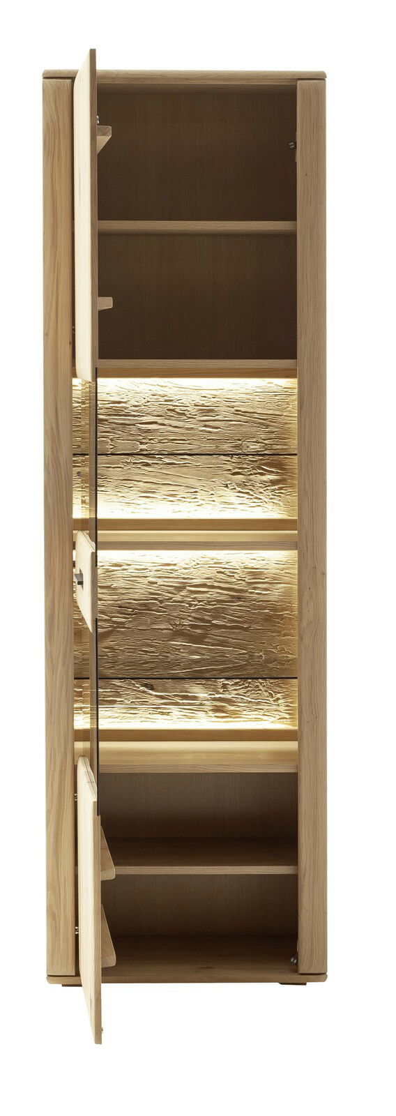 Zurbrüggen Vitrine ALENTO Vitrine aus Holz mit geöffneter Tür, beleuchteten Regalböden und rustikaler Rückwand, Frontalansicht.