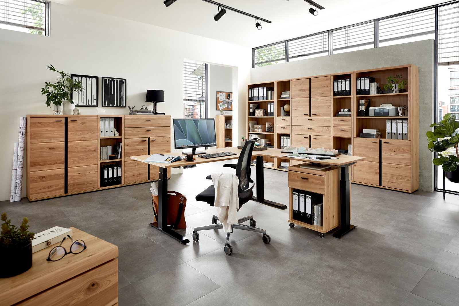 Modernes Büro mit Holz-Aktenschränken und Schreibtisch, seitliche Perspektive