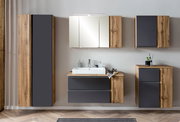 Hochschrank 65 cm in moderner Badezimmerumgebung, frontal betrachtet, mit Holz- und dunklen Akzenten.