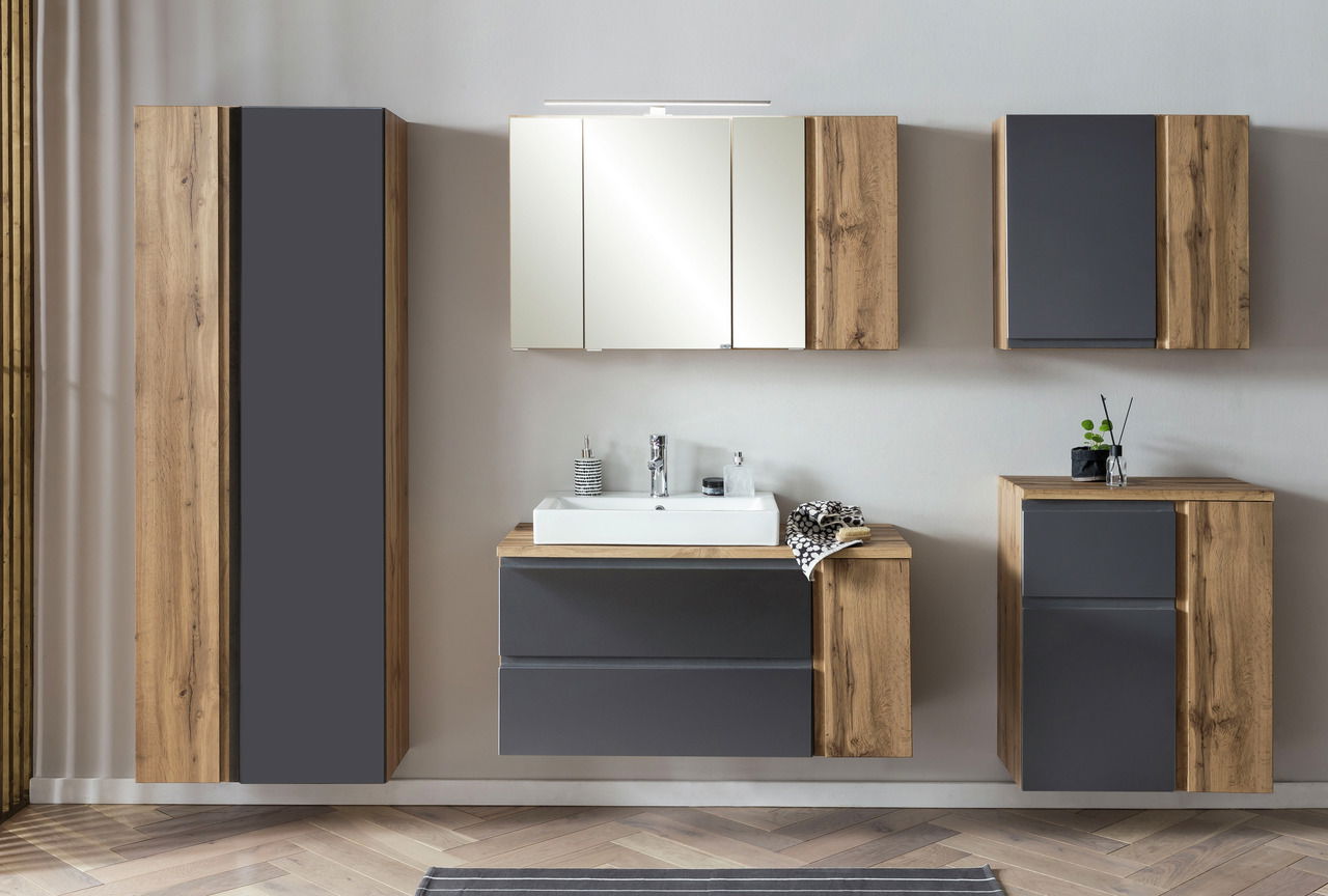Hochschrank 65 cm in moderner Badezimmerumgebung, frontal betrachtet, mit Holz- und dunklen Akzenten.