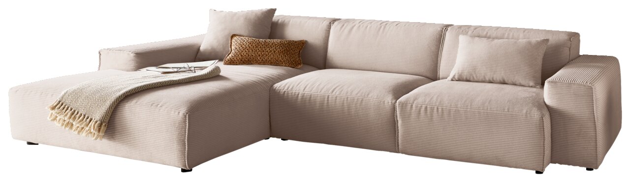 Lounge Handmade Hoekbank LH-EDINA Beige Ecksofa mit Ottomane links, dekoriert mit Kissen und Decke, seitliche Perspektive