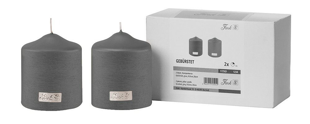 Zwei graue, metallisch gebürstete Kerzen im 2er Set, frontal vor der Verpackung präsentiert.