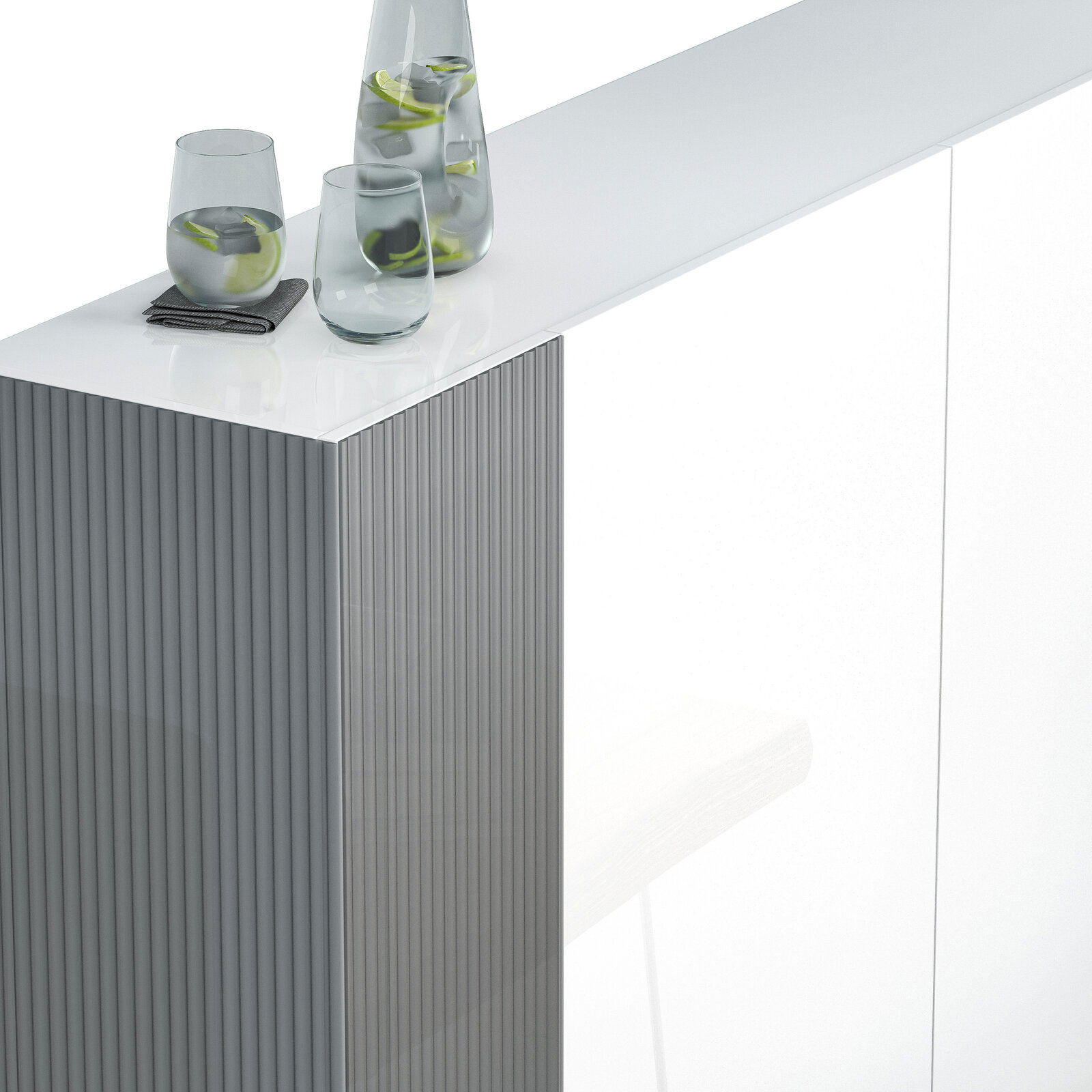 Moderner XL-Schuhschrank mit weißer Hochglanzoberfläche und geriffelter Seitenverkleidung, aus der Perspektive von oben betrachtet, mit Gläsern und Karaffe auf der Oberfläche.