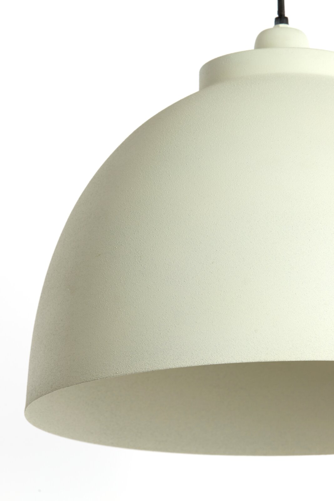 Close-up van een crèmekleurige hanglamp met een glad oppervlak, gezien vanaf de zijkant