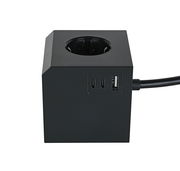 Schwarzer Steckdosenwürfel mit einer Steckdose und drei USB-Anschlüssen, seitliche Perspektive