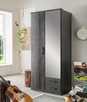 Moderner Drehtürenschrank mit zwei Türen, eine davon mit Spiegel, in einem stilvollen Raum mit Blick auf die rechte Seite des Schranks.