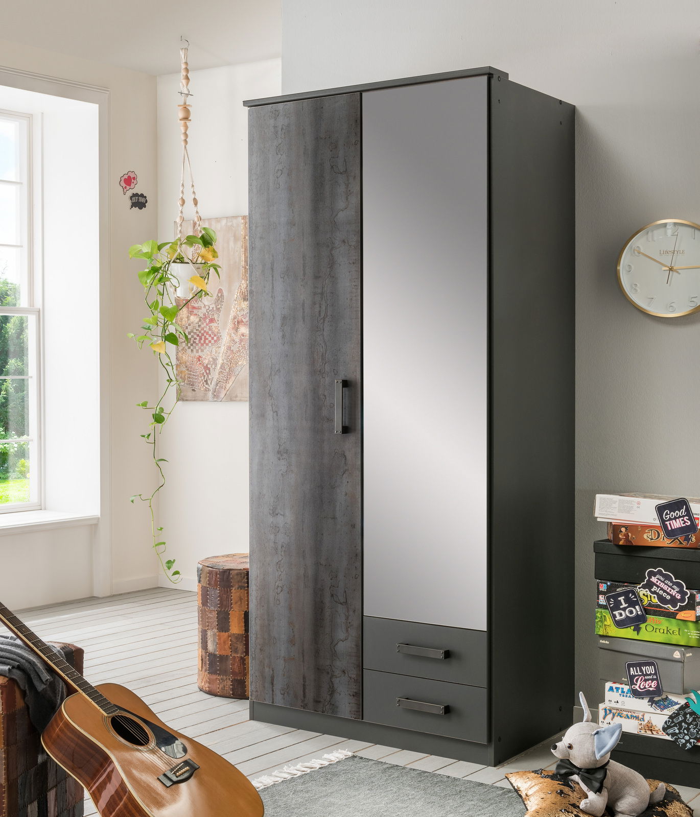 Moderner Drehtürenschrank mit zwei Türen, eine davon mit Spiegel, in einem stilvollen Raum mit Blick auf die rechte Seite des Schranks.