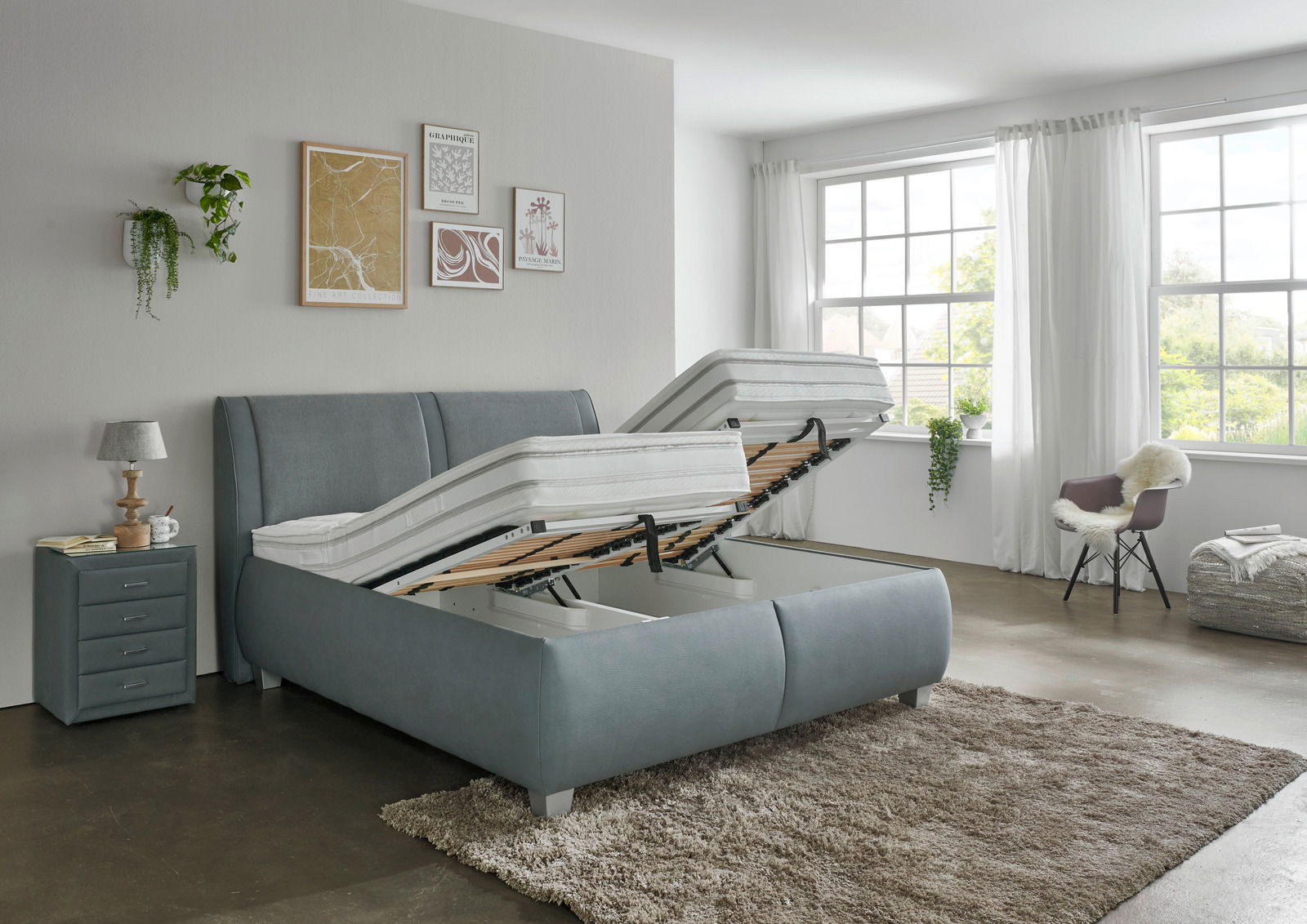 Polsterbett mit verstellbaren Matratzen in einem modernen Schlafzimmer, seitliche Perspektive