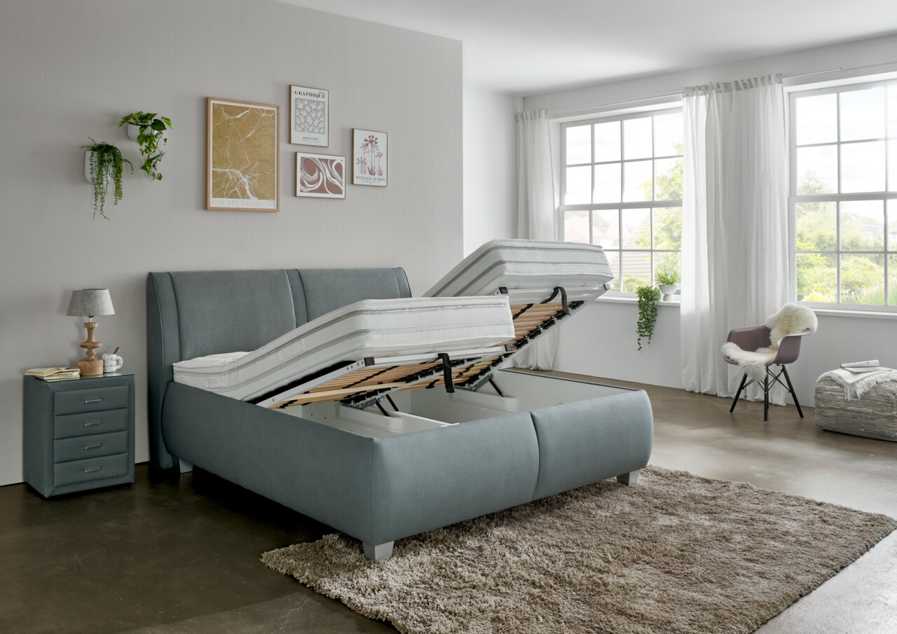 Polsterbett mit verstellbaren Matratzen in einem modernen Schlafzimmer, seitliche Perspektive