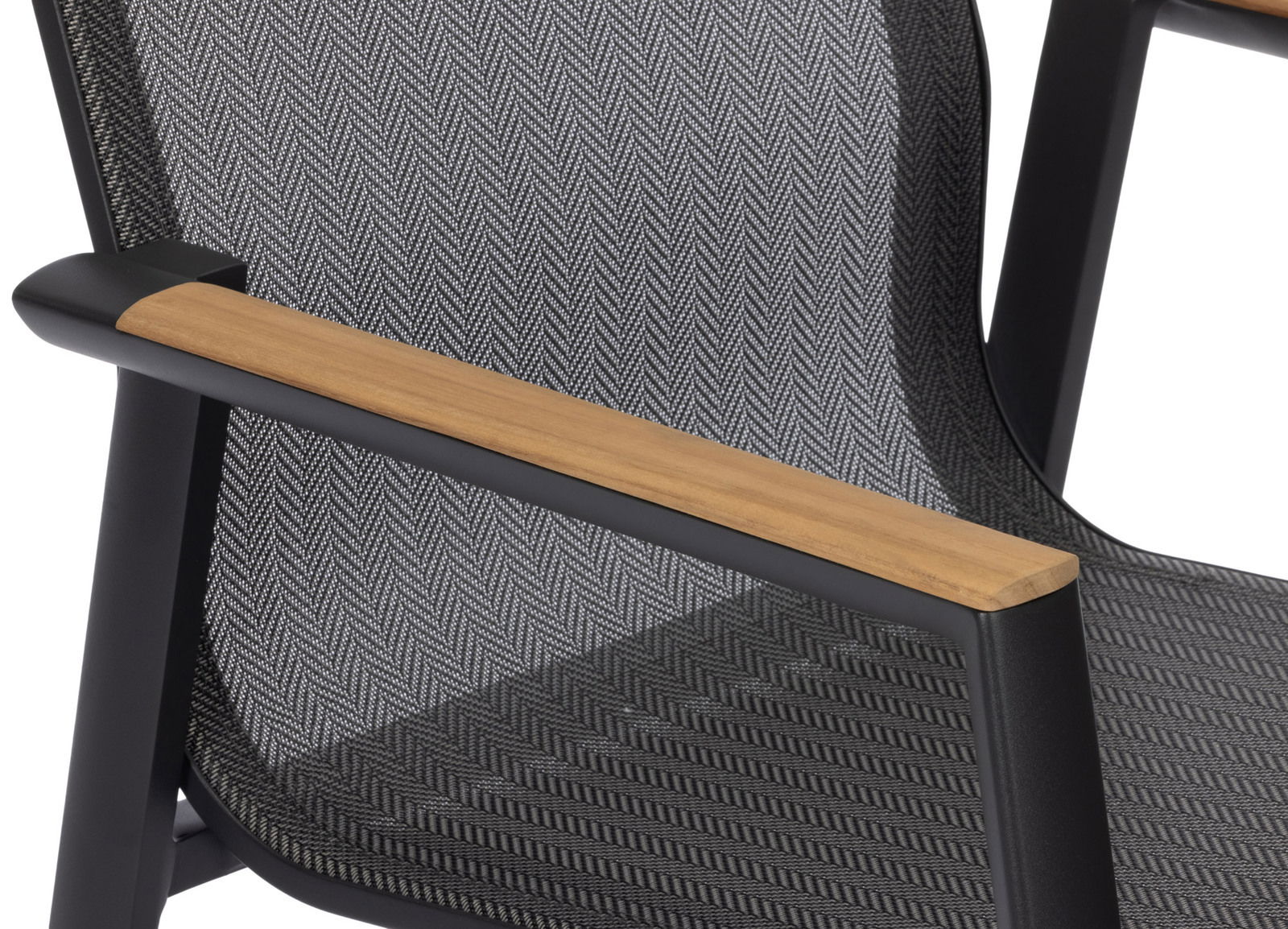 Nahaufnahme eines Stapelstuhls mit schwarzem Rahmen, Holzarmlehnen und gemustertem Stoffbezug, seitliche Perspektive.