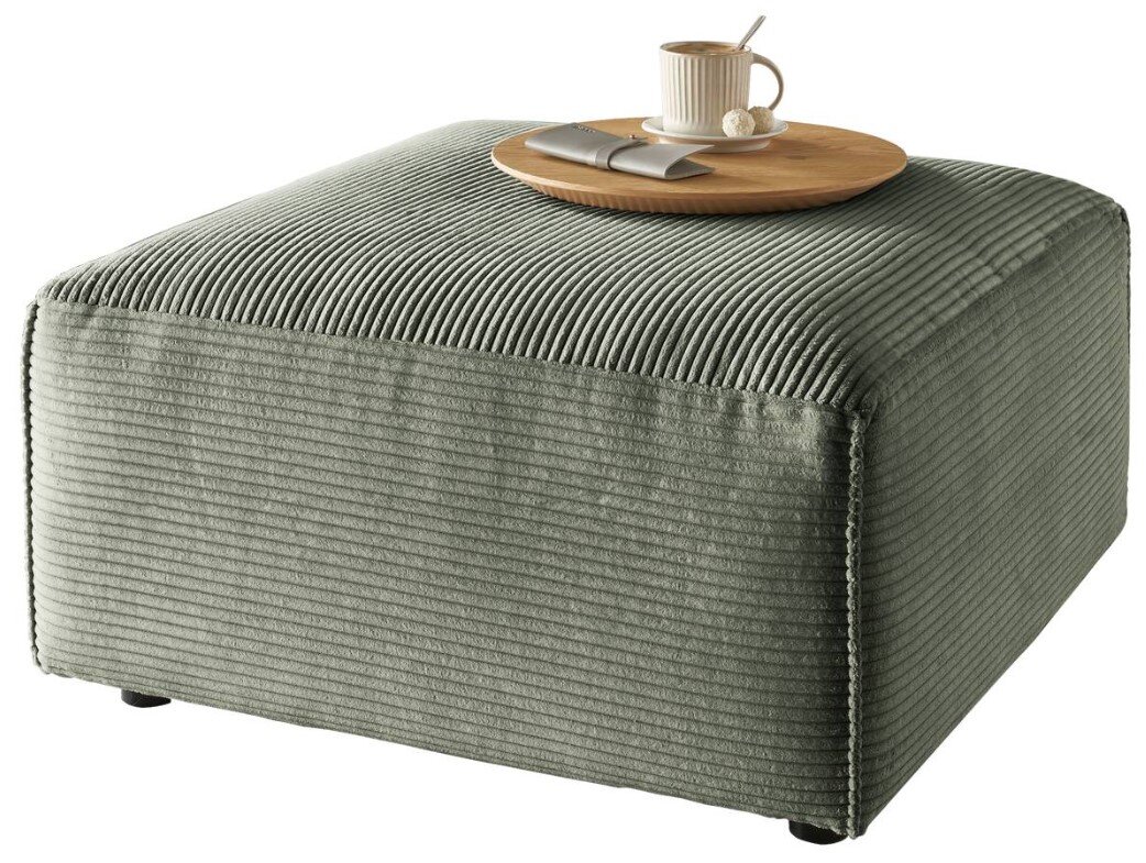 Lounge Handmade Hocker LH-EDINA Grüner, gerippter Hocker aus Stoff in seitlicher Perspektive mit einem Tablett, einer Tasse und Pralinen darauf.