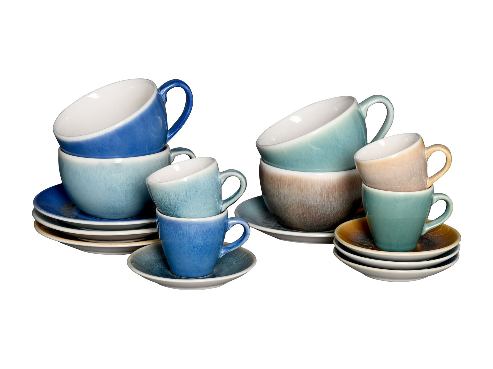Stapel aus glasierten Keramik-Kaffeetassen und Espressotassen mit passenden Untertassen in Blau-, Türkis- und Beigeverlauf, freigestellt auf weißem Hintergrund, schräg von vorn in leicht erhöhter Perspektive aufgenommen