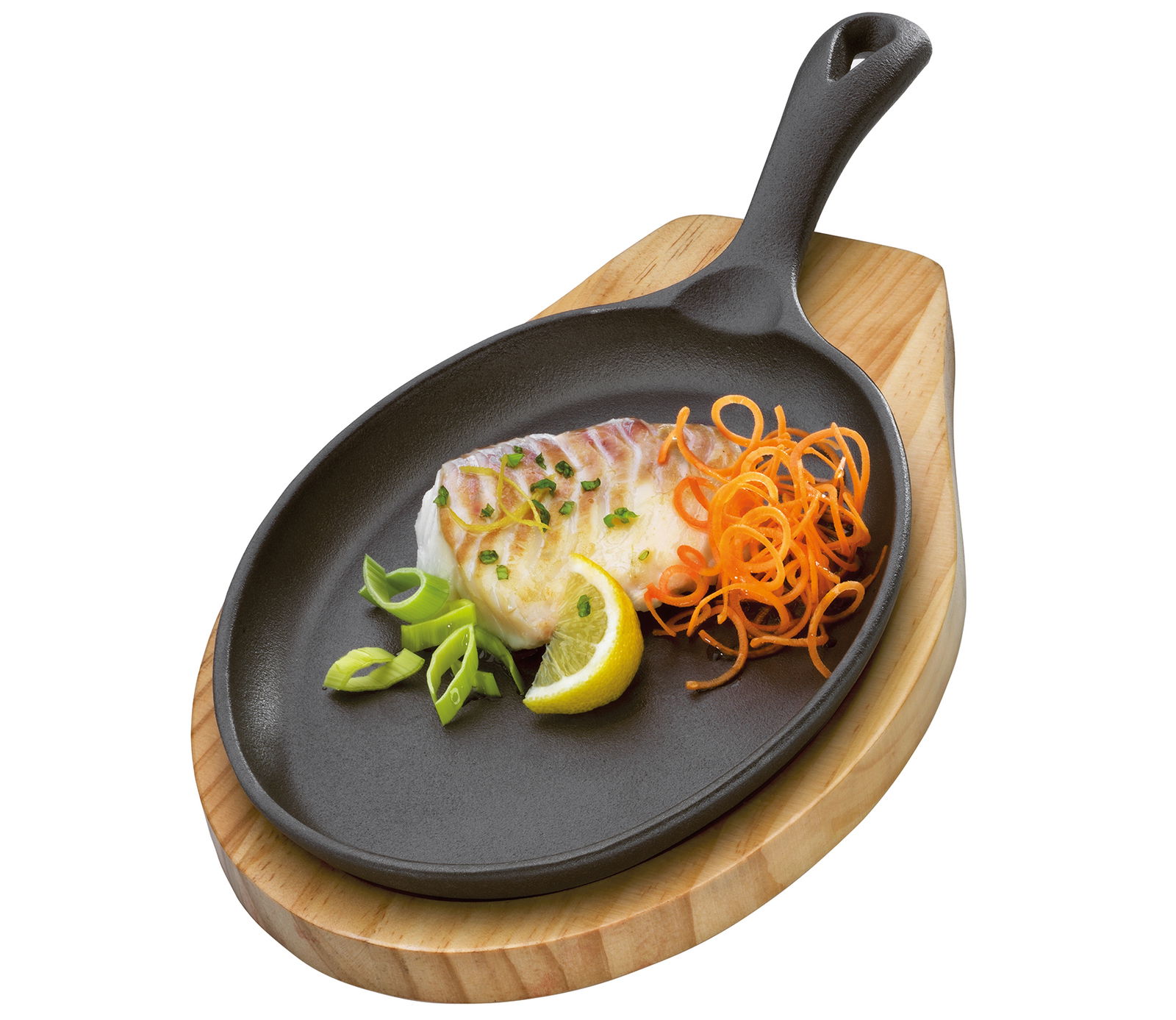 BBQ Servierpfanne mit Holzbrett, von oben fotografiert, mit gegrilltem Fisch, Zitronenscheibe und Gemüse dekoriert.