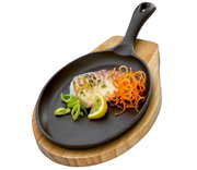 BBQ Servierpfanne mit Holzbrett, von oben fotografiert, mit gegrilltem Fisch, Zitronenscheibe und Gemüse dekoriert.