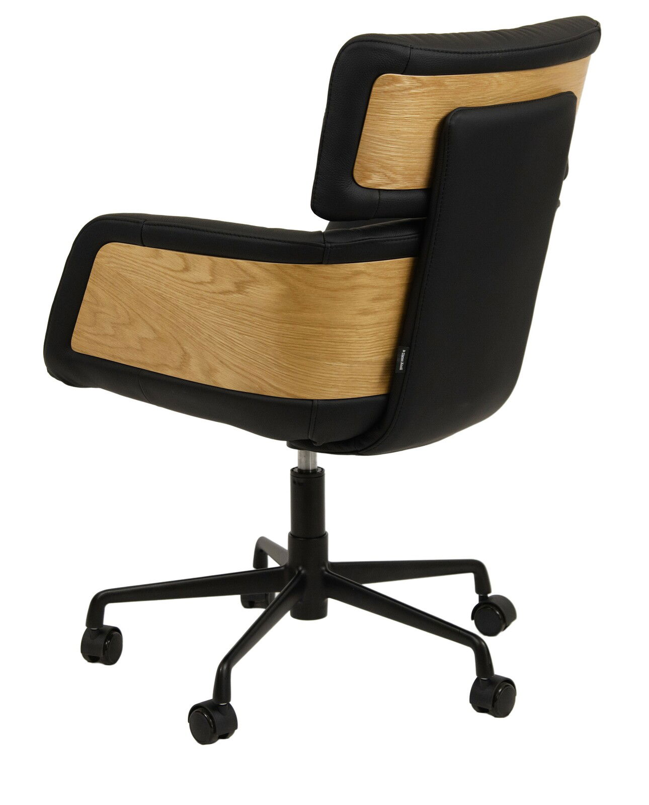 Rückansicht eines modernen Drehstuhls mit schwarzem Leder und Holzverkleidung, auf einem schwarzen Metallfuß mit Rollen.