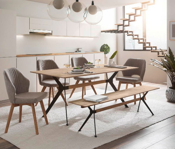 Moderner Esstisch mit passender Sitzbank in einem stilvollen Esszimmer, seitliche Perspektive